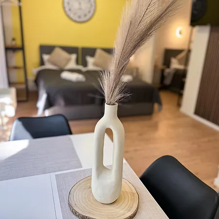 Immostay S#2 Zimmer - Free Parking & Balkon, Wifi & Naehe Mercedes Benz Apartment *